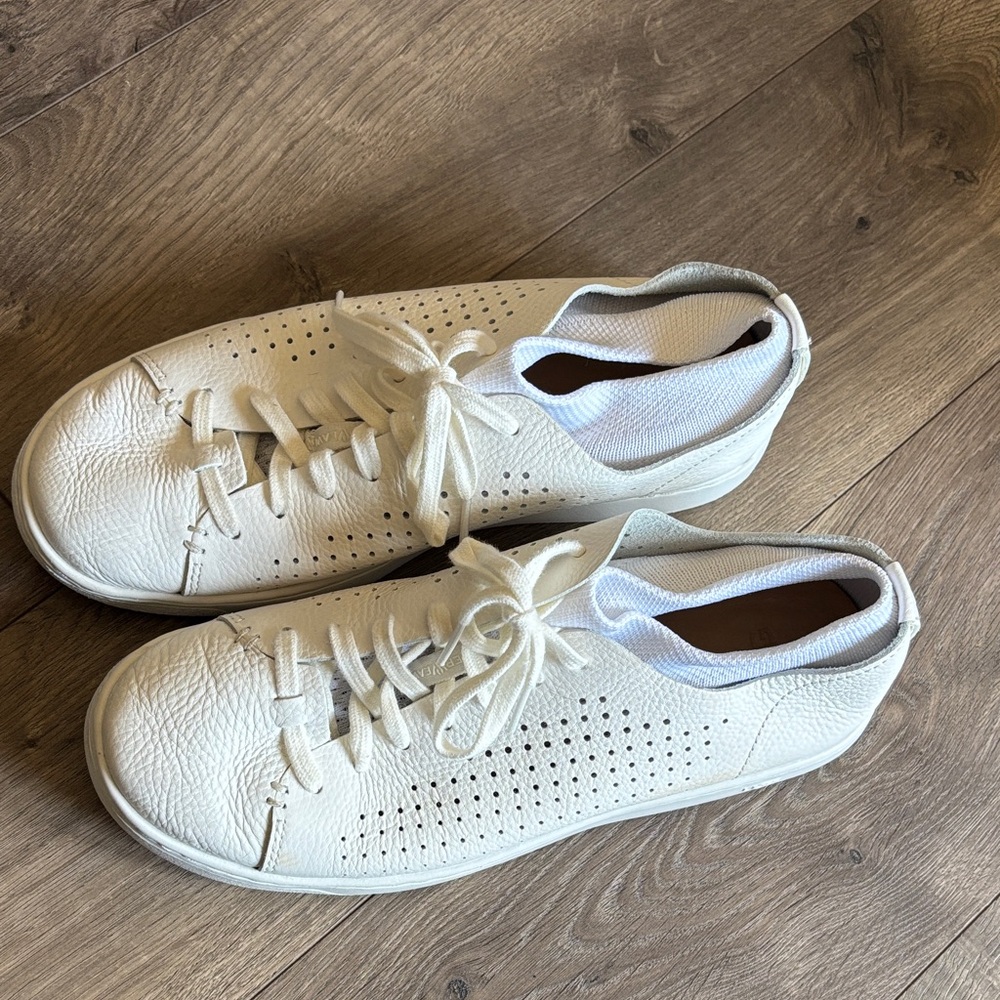 White Mens Casual Sneakers size 8